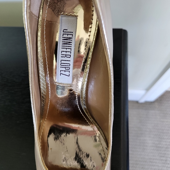 Jennifer Lopez Taupe Shiny Sleek Pump With Gold In Sole Euc - Picture 6 of 7